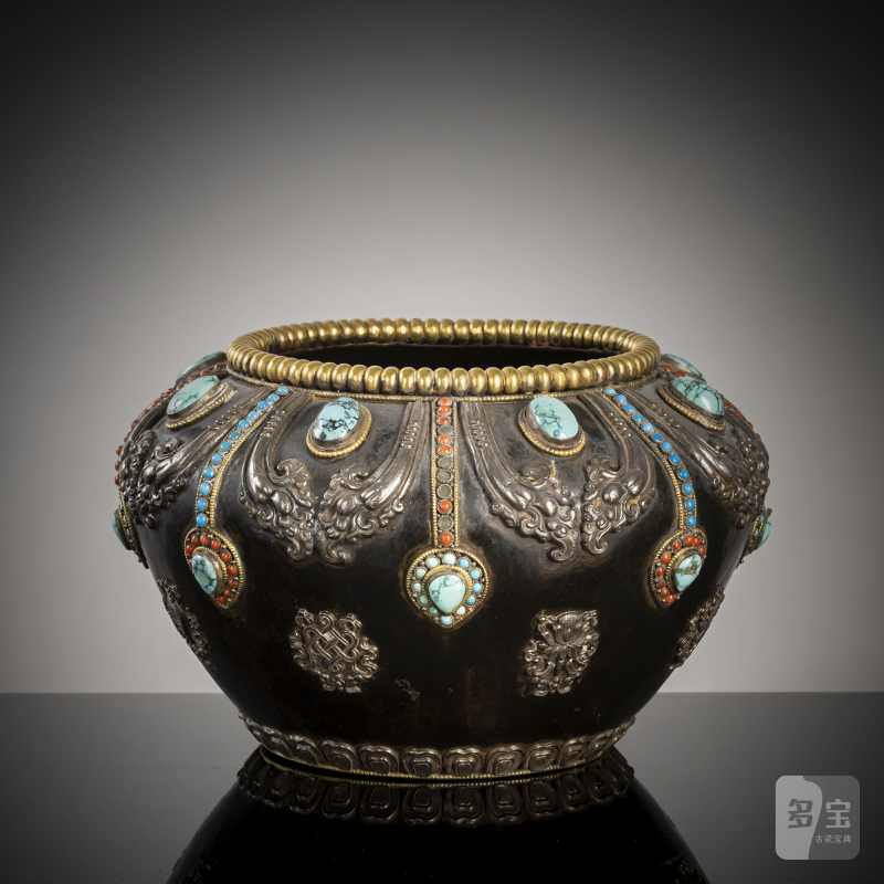 A PARCEL-GILT SILVER AND SEMI-PRECIOUS STONE INLAID METAL BOWL